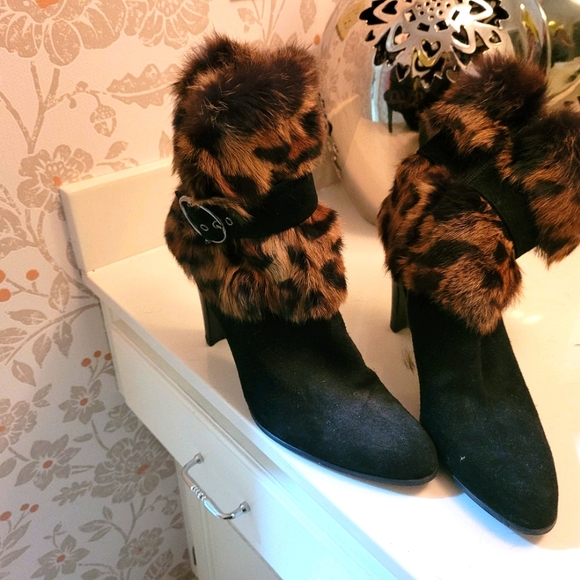 Vintage Stuart Weitzman genuine FUR and Suede heeled ankle boots SZ 10.5 - Picture 3 of 8